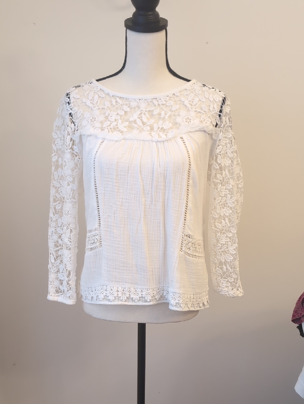 Guest Editor Women's White Lace Yoke Long-Sleeve Blouse